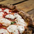 Pizza con mozzarella di bufala